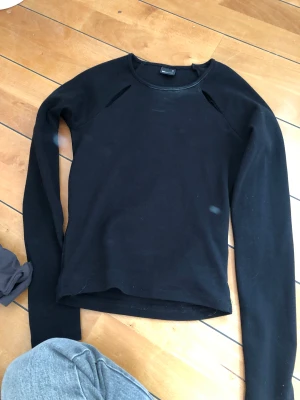 Svart tröja! - Superfin svart tröja! Den har en liten fläck där framme men jag tvättar såklart den innan jag skickar den!🩶