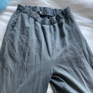 Byxor i mjukt tyg  - Jättesköna, kan vikas upp.