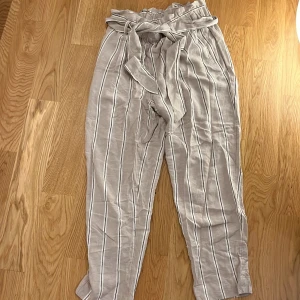 Linnebyxor  - Randiga linnebyxor från hm, kommer inte till användning för mig längre. 
