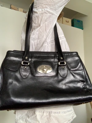 Handväska - Väldigt stor och rymlig! 