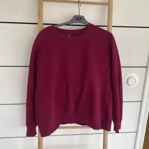 Jättefin vinröd sweatshirt från Zara i storlek XL. 