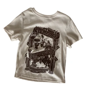 T-shirt - Vit t-shirt i nyskick, inga skador eller fläckar