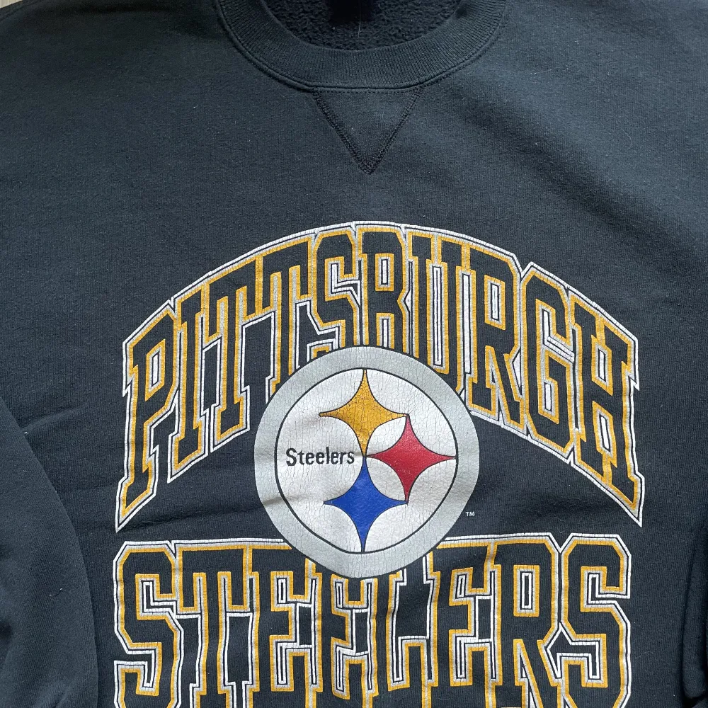 Vintage Pittsburgh Steelers sweatshirt, okej skick.  Ett hål på framsidan(se bild) samt ett litet på ryggen. Strl L. Hoodies.