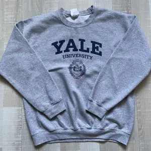 Vintage Yale University sweatshirt i bra skick. Strl L.