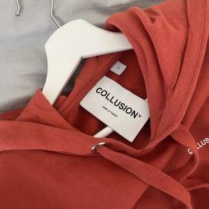 Säljer denna röda hoodie som är i nyskick!🙌🏼 Skitcool färg, perfekt nu till vårgaderoben! Storlek S men är i oversize storlek, den är även unisex! Säljer för 100kr 🤝