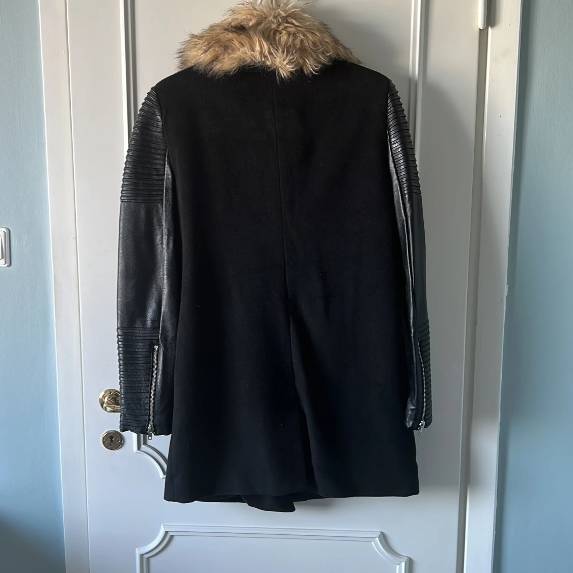 Jacka med fuskpälskrage - 90