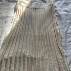 Kjol - Beige halv lång kjol. Så fin och så skön. Skicka för fler bilder💗