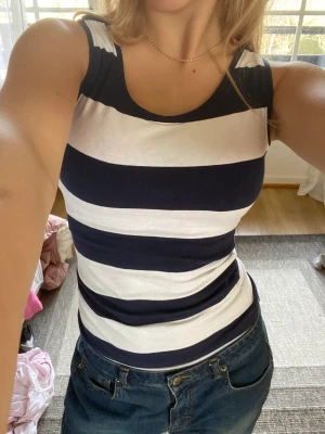 Somrigt linne💓 - Perfekt linne inför sommaren! Den är mer marinblå än vad som syns. Är i storlek xs men passar mig som oftast bär s. Skriv vid frågor! 💕