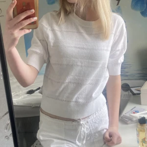 Kortärmad vår tröja - Denna är jätte fin och lite kortare vilket jag tycker är väldigt fint då det blir ett mellanrum mellan tröjan och byxorna 💕bara och höra av sig för frågor❤️
