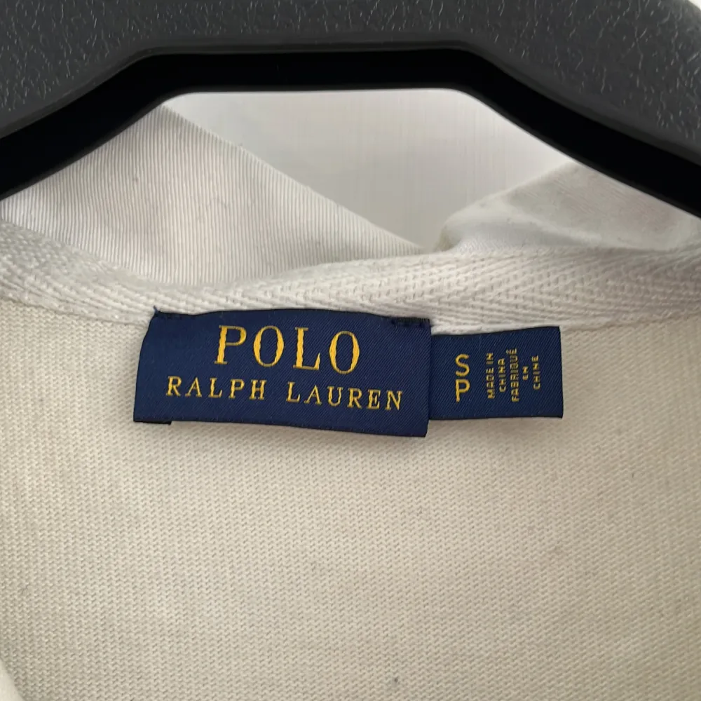 Snygg polo tröja från RL💕 knappt använd så i nyskick❤️ lite kortare än vanliga tröjor men passar jättebra❤️ i storlek s men passar nog xs-m. Toppar.