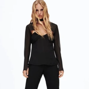 Svart topp - Svart slutsåld topp ifrån Zara! Sååå fin men hittar inte tillfällen att använda den! ✨