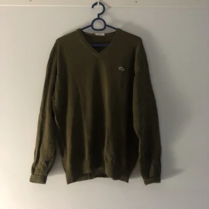 Lacoste knitted sweater  - Grön finstickad Lacostetröja  Storlek M (skulle säga att den är S-M) Material: 100% bomull  Använd men i väldigt fint skick, inga synliga defekter 