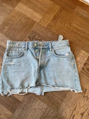 Säljer denna korta ljusa jeans kjol från zara 