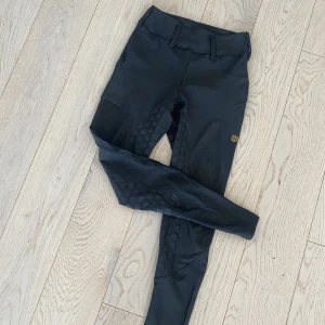 Performance Breeches - Ridbyxor från Maya Delorez i modellen Performance. Svarta (Zia), helskoning. Näst intill oanvända. Storlek XS (34), men passar även S (36). 