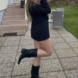 Svarta cowboystövlar från Roots - Superfina korta stövlar från Roots. Köpta här på Plick. Lägg endast bud om du är helt säker på köp, bud är bindande!!