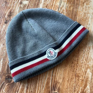 Moncler mössa - Säljer än monlclermössa i bra skick. Finns ett litet håll längst bak. Tänker mig 350kr 