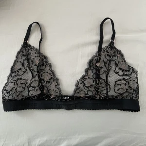 Lounge bralette - Säljer denna lounge toppen då den inte passar tyvärr, storlek M och använd fåtal gånger så skicket är super fortfarande, hela settet kostar 600kr nypris men säljer för 250kr då jag enbart säljer överdelen!! köparen står för frakten 