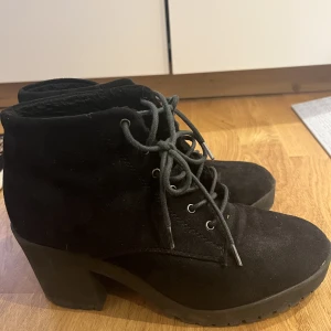 Skor - Svarta skor med liten klack, passar storlek 39-40 