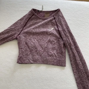 Gymshark topp  - En lila gymshark topp, strl 34! Bra skick, knappt använd! 100kr + frakt 📦🙌🏼