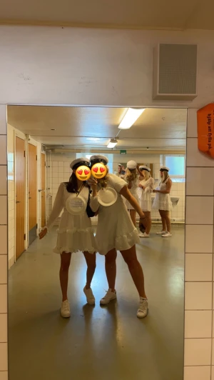 Studentklänning - Klänningen till vänster på första bilden Jag är 162cm Endast använd en gång