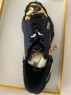 Fendi  - Hej, till salu fendi flow skor med versace samarbete fendace för män med vackra mönster versace storlek 8 amerikansk 42 Europeiska jag säljer dem för 400 euro förhandlingsbart listpris 980 euro för mer information kontakta mig