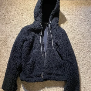 Teddyjacka - Fin mörkblå teddyjacka💙💙 Strl M men passar även mig som har S