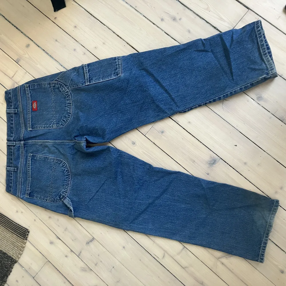 Säljer ett par najs dickies jeans som sitter översnyggt. De kommer tyvärr inte till användning längre. Skulle säga att de är rätt små i storleken i midjan. Jag kan nästan ha de utan skärp och brukar ha 30 i Waist.. Jeans & Byxor.