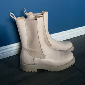 Beiga boots - Boots från & Other stories i storlek 38, säljer då jag inte får någon användning för dem längre. Inte använda så många gånger men de finns lite ”repor” längst fram på skon. Skriv för fler bilder! Nypris: 1750kr