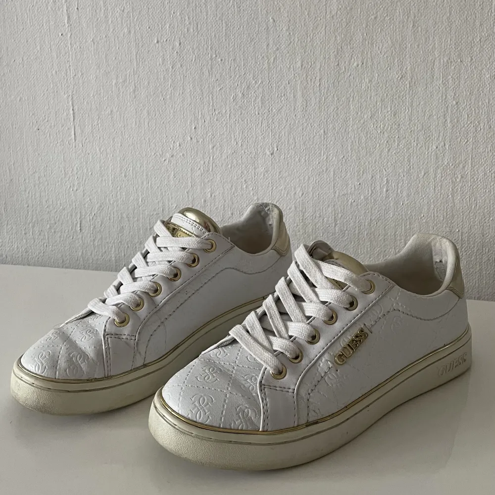 Fina sneakers strl 37 Guess. Inte använd så många gånger men slitage finns. Kommer med orginalkartong. Tyvärr så har den inte kommit till användning för mig och hoppas att den får en ny ägare. Se mina övriga aktioner! ❤️. Skor.