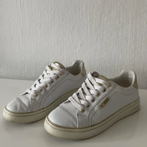 Sneakers Guess - Fina sneakers strl 37 Guess. Inte använd så många gånger men slitage finns, se bilder. Nypris 1300kr. Kommer med orginalkartong. Tyvärr så har den inte kommit till användning för mig och hoppas att den får en ny ägare. Se mina övriga aktioner! ❤️