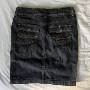 Jeans kjol  - Jeans kjol från Esprit. Den passar inte mig så kan tyvärr inte skicka bild på:) 