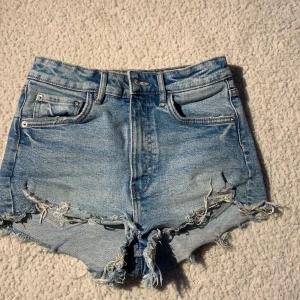 Jeans shorts - Säljer så snygga jeans shorts från zara