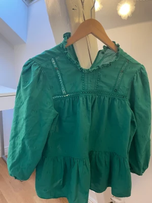 Grön blus  - En grön blus från zara, finns ej kvar på hemsidan men perfect nu till våren. 🌼