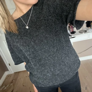 Stickad tröja - Säljer denna jättefina stickade tröjan!!! Billigare pris vid snabb affär och/eller om du köper fler plagg från mitt flöde så får du billigare pris på plaggen❤️❤️