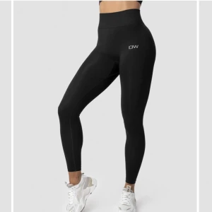 define seamless tights S - Träningstights från ICIW i define seamless-kollektionen. Kanske världens skönaste tights. Jag är 174 lång for reference. 