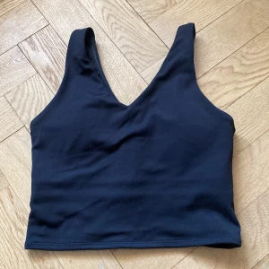 träningslinne med vaddering - Träningstopp från H&M med vaddering. 