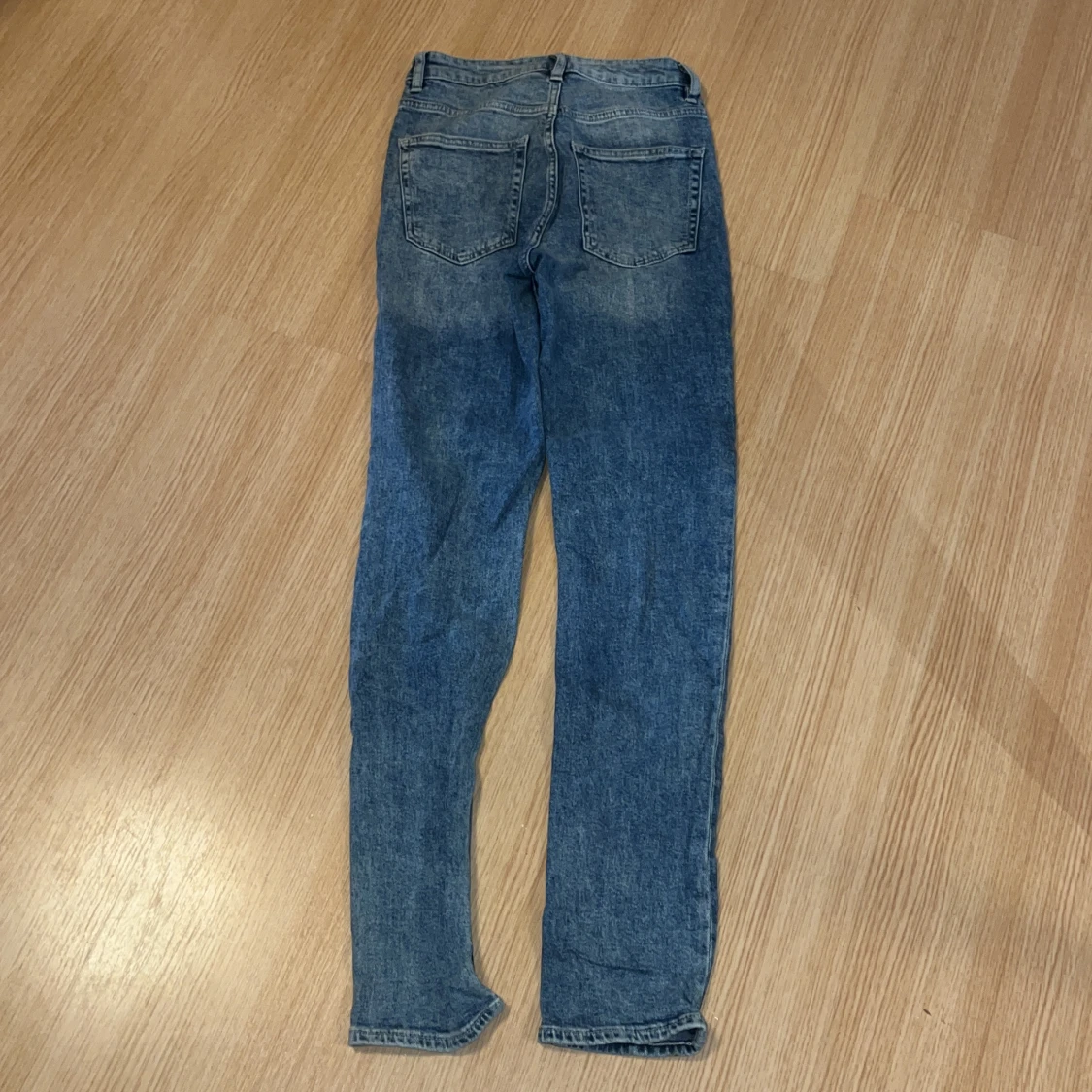 Långa blåa söndriga jeans som är högmidjade - 90