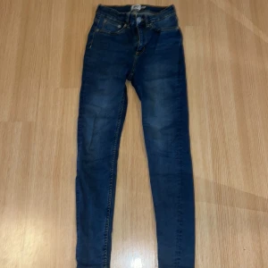 Högmidjade Skinnyjeans  - Små fläckar baktill vid högra knävecket annars i bra skick