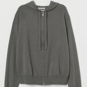 Kashmir blend zip hoodie  - Färg: khakigrön  Tröjan är från H&M och är i Kashmir blend vilket innebär att den är 50%blandat med bomull.  