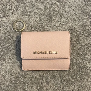 Michael Kors - säljer denna super gulliga Michael Kors plånboken! Köpt i USA, äkta! pris: 150kr ink