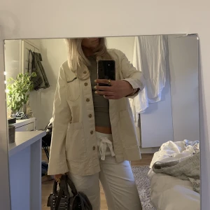 Jeansjacka  - Säljer min beiga lite tunnare jeans jacka/kappa. Perfekt till sommaren och i jättebra skick! Man kan dessutom knyta runt midjan