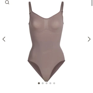 Skims bodysuit  - Skims body som endast testat, säljer den då den är för liten på mig. Samma färg som på bilden. Jättefin och formar kroppen.