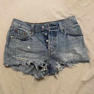 Levis shorts - Säljer mina fina Levi’s 501 jeansshorts som tyvärr är för små på mig.🫶🏽