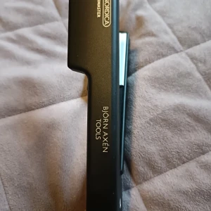 Krustång och locktång - Obh Björn axen krustång aldrig använd, babyliss locktång aldrig provat Har en platt tång som e klapp i sladden men bara o vika sladden. Kan skicka med den på köpet. Du betalar frakt sånt där tjockt kuvär som redan har porto