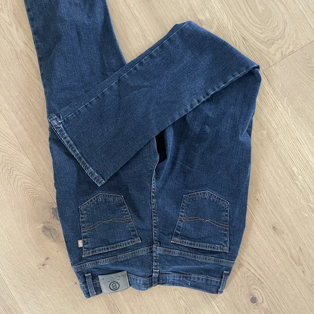 Super snygga bootcut jeans, jag är 1,65 cm lång innerbenslängden är 82 cm, midjemåttet är 36 rakt över.. Jeans & Byxor.