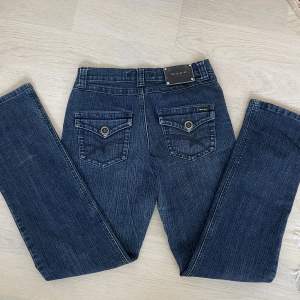 Säljer dessa lågmidjade jeans! Midjemått: 36cm (rakt över) Innerbenslängd: 77cm