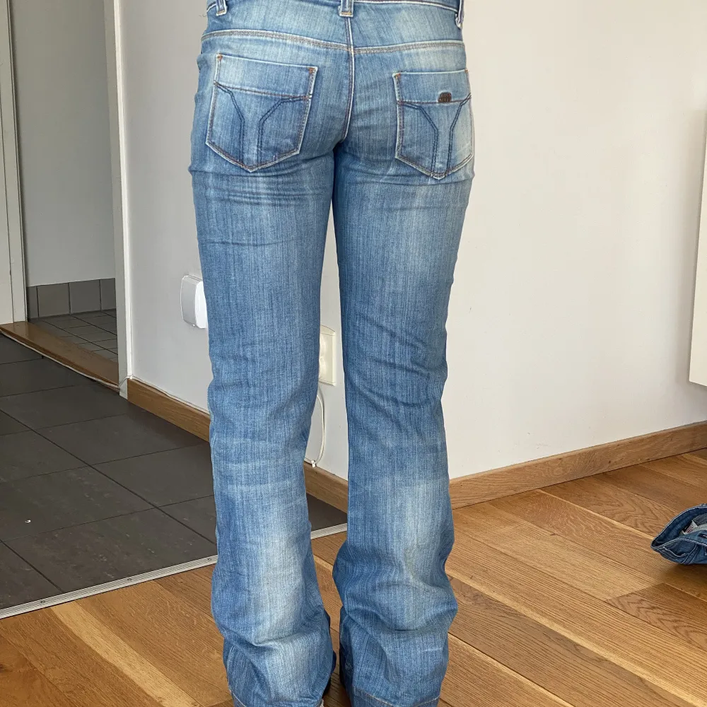Storlek: 27/32 Low waist  Hör av er vid ytterligare frågor:). Jeans & Byxor.