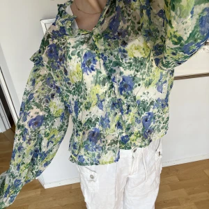 Somrig blus  - Oanvänd  blus! Storlek L, brukar ha s doxk och sitter bra 