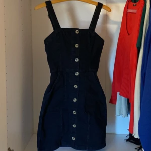 Klänning i jeans  - Jättefin klänning i jeans använd fåtal gånger utan syn på användning. Passar mig med storlek xs/s  Vid fler frågor skriv till mig❤️