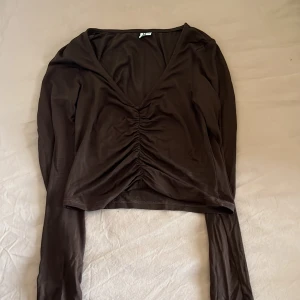 Fin brun topp - Topp från Nelly, jättefin men lite för kort för mig